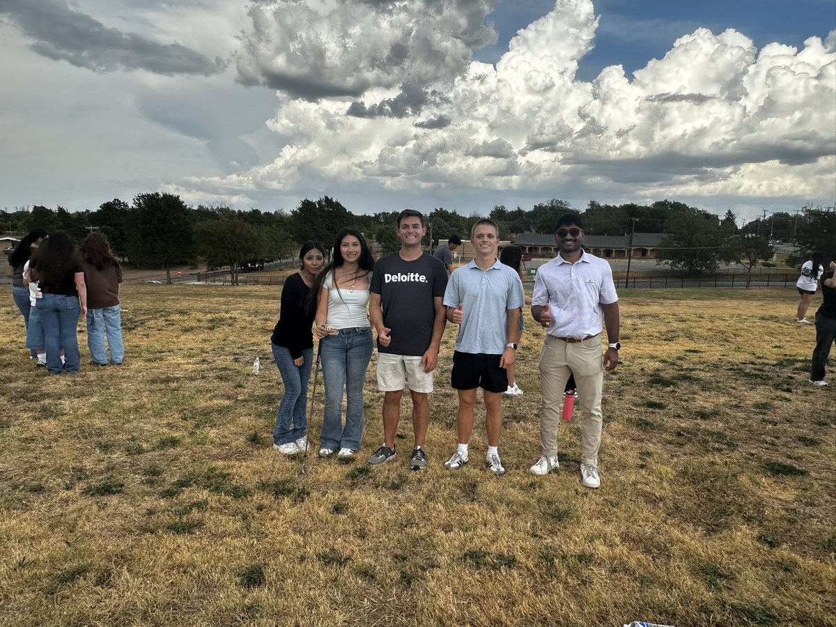 AP_LeSanchez's tweet photo. @Deloitte thank you for supporting students in the community and bringing golf to WW. Samuell HS @Region1DISD @DallasISDPVE  @wwsamuell https://t.co/Ii3DBVmj3i