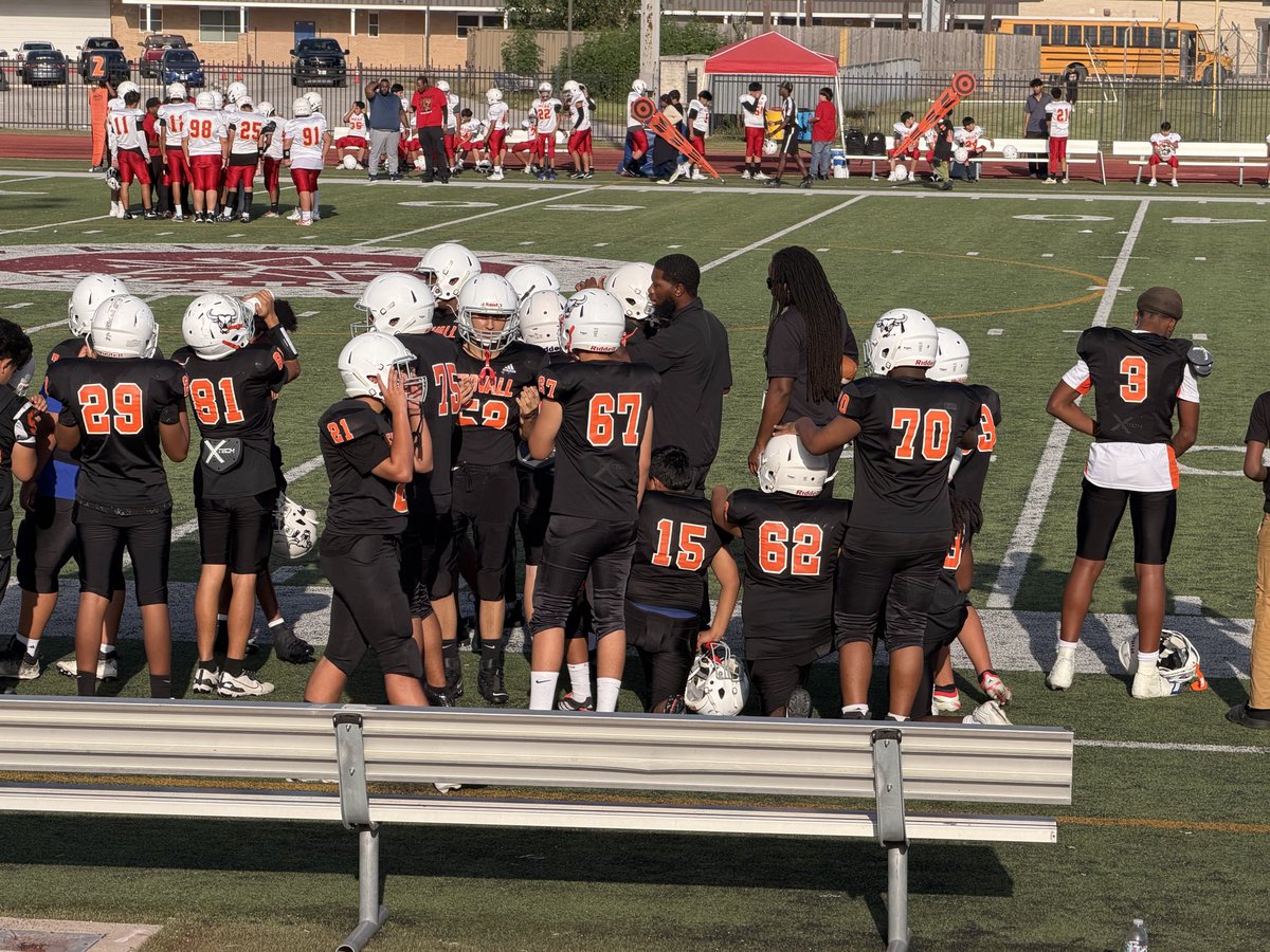 StovallMS_AISD's tweet photo. At the 8th grade Steer football game at Smith Stadium today against @MeadMS_AISD!
@DrWynneLaToya
@StovallSports #StovallFootball
#ChooseAldine @A_TeamAthletics https://t.co/0hkhCfcE9h