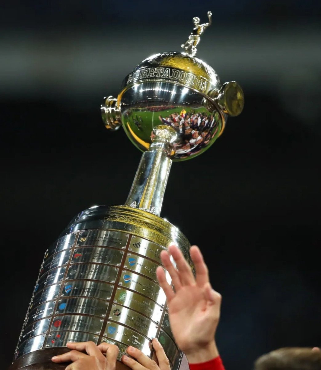 Noitedecopa's tweet photo. Campanha irregular? Futebol feio? Dando raiva ao torcedor? Pode ser...

Mas é INEGÁVEL a CAMISADA que o Fluminense está fazendo nesta Libertadores. Mesmo com tudo isso, o Tricolor está na SEMIFINAL!

Mais uma semifinal de Libertadores na história do Tricolor das Laranjeiras que aos poucos estão chegando no seu objetivo! 👏🇭🇺