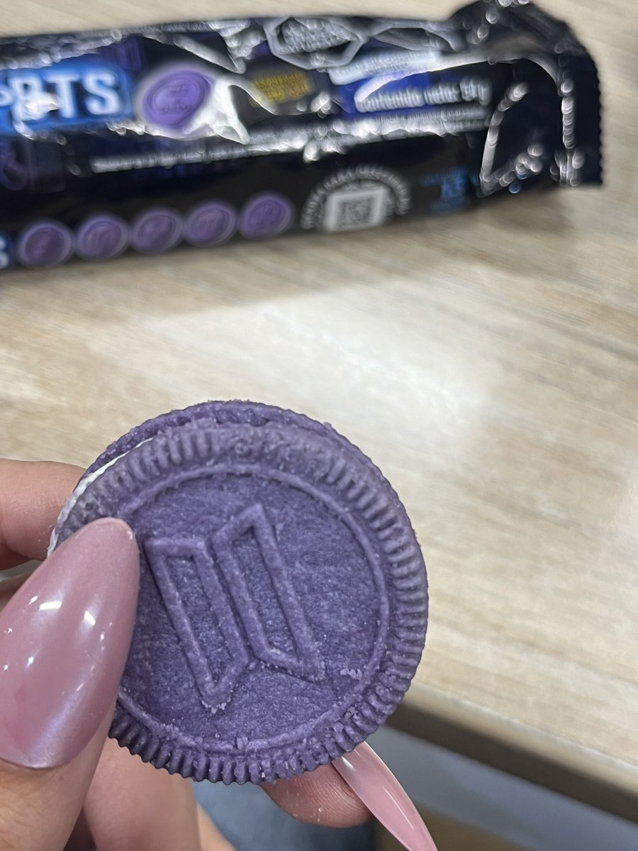 jminweed's tweet photo. encontré las galletas de los chicos cerca a mi nuevo trabajo, te amo bities aunque m haya demorado como 3 meses en comprar una de estas https://t.co/hqtSeKDqgQ