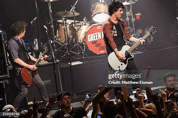 GDArgNation's tweet photo. 15 de septiembre de 2012, Green day daba un show epico e inolvidable en el Irving Plaza de Nueva York

3hs al palo, pero también un Billie completamente sacado y al borde del colapso https://t.co/ycL0lL7fYt