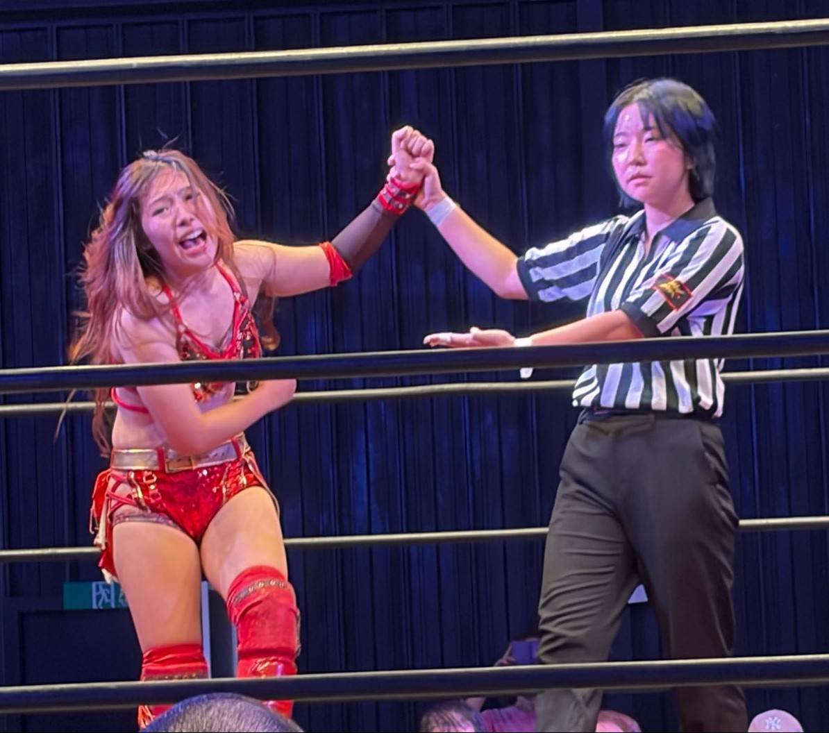 dropkick_hikari's tweet photo. 先日開催した
叶ミク十番勝負
BLUE HEARTS Xにて
7月に入団発表をしたばかりの
飛鳥がレフェリーデビューを
果たしました。

何とかこの日に
デビューをさせたくて
和田京平レフェリーに
コーチをお願いしたり
他団体の選手や
大向美智子さんの
お力を借りながら
短期間での猛特訓の結果
デビュー戦��は思えない
堂々としたレフェリングで
無事に大役を努めあげました‼️

これから
DROPKICKの一員として
活躍をしていく飛鳥に
ご注目下さい！！！✨