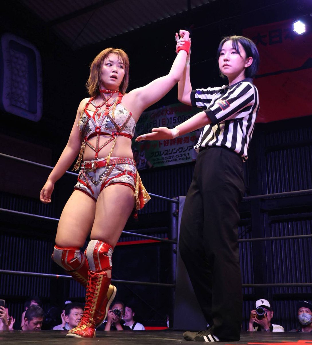 dropkick_hikari's tweet photo. 先日開催した
叶ミク十番勝負
BLUE HEARTS Xにて
7月に入団発表をしたばかりの
飛鳥がレフェリーデビューを
果たしました。

何とかこの日に
デビューをさせたくて
和田京平レフェリーに
コーチをお願いしたり
他団体の選手や
大向美智子さんの
お力を借りながら
短期間での猛特訓の結果
デビュー戦��は思えない
堂々としたレフェリングで
無事に大役を努めあげました‼️

これから
DROPKICKの一員として
活躍をしていく飛鳥に
ご注目下さい！！！✨
