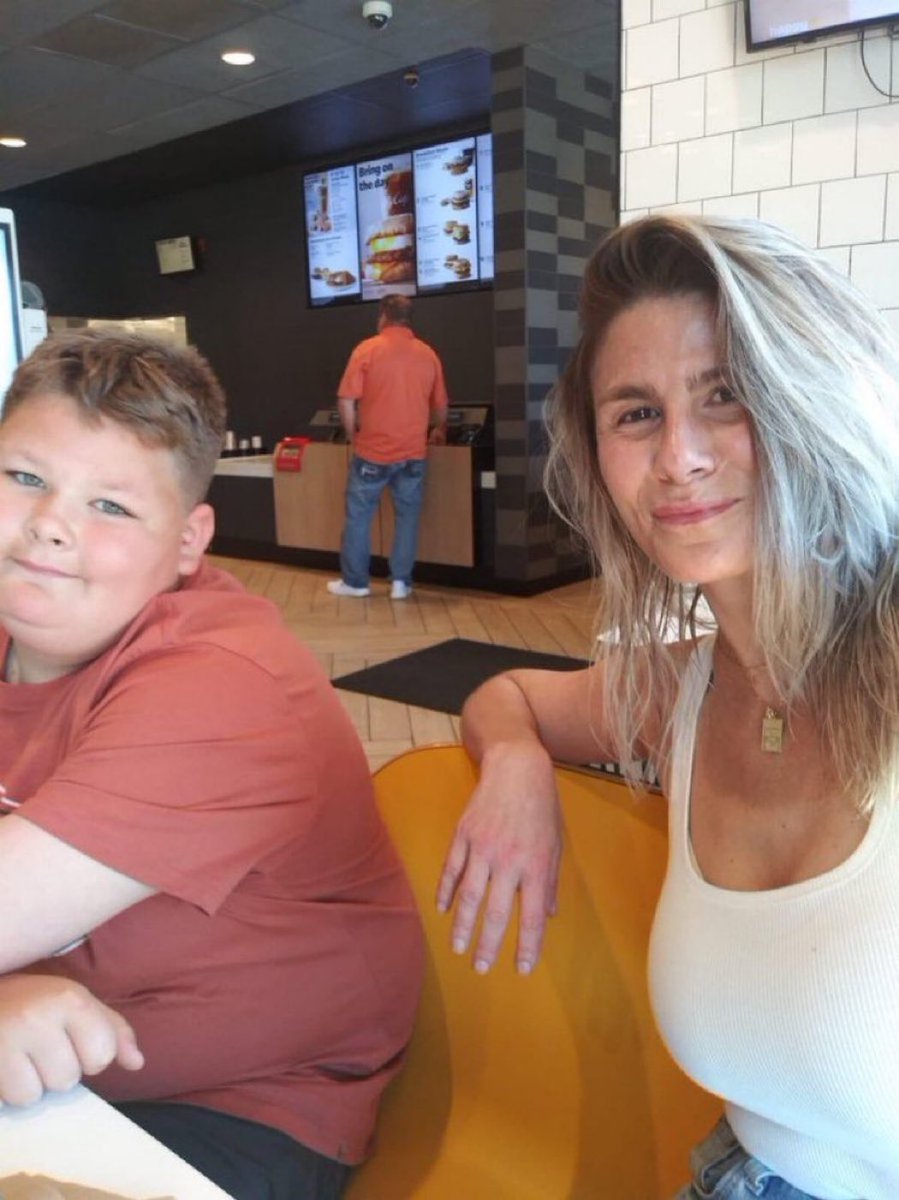 Sarah1owa's tweet photo. Are you married and do you have kids? I Am widowed I have 1 son https://t.co/e7uWSIoyEP