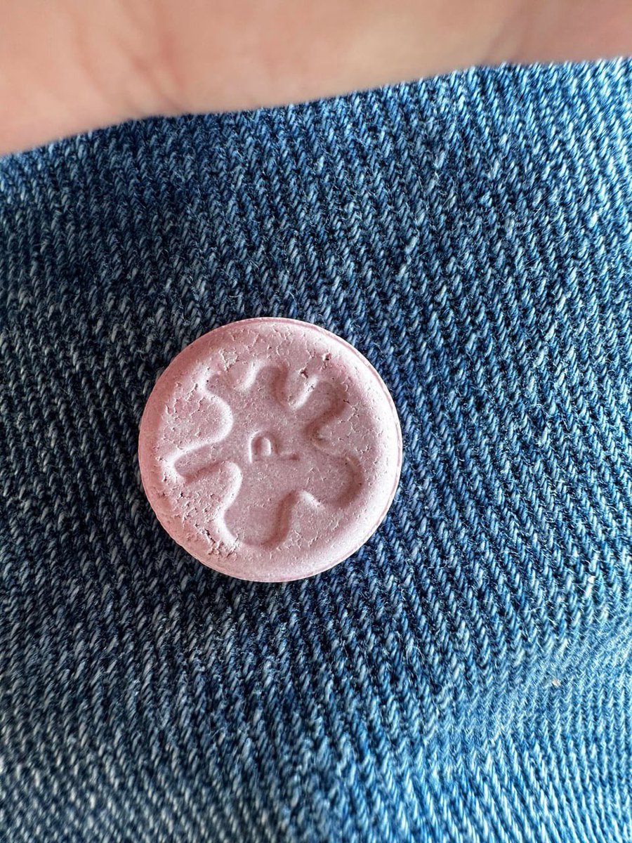 plugserving420's tweet photo. found in the parking lot outside my apartment, what is it?

only one pill, bottom side is pinker
#drugtwt #pillstwt https://t.co/pR2lYeVjxv