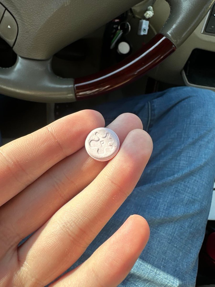 plugserving420's tweet photo. found in the parking lot outside my apartment, what is it?

only one pill, bottom side is pinker
#drugtwt #pillstwt https://t.co/pR2lYeVjxv