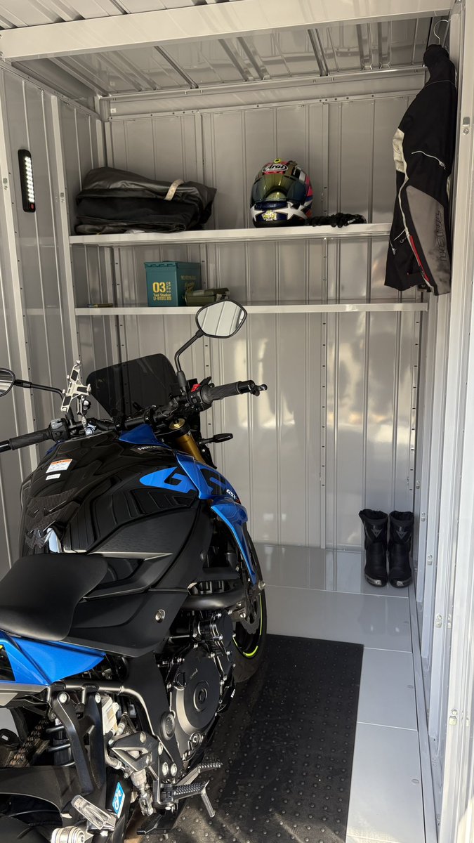 kurebayside's tweet photo. お陰様で、呉海岸バイクガレージは
1棟ご契約頂けました。

残り1棟となっております。

ハーレーなどの全長のある大型バイクも入庫可能となっております。

現地にご自身の���ートバイを持ち込んで確認できます。
お問合せ下さい！ https://t.co/JN52d63evA