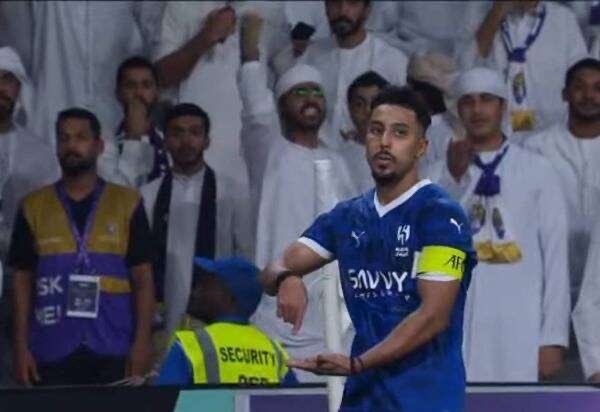H7sW2's tweet photo. @FahedCoach @alainfcae نسيت وانا اخلطك بين ارضك وجمهورك ي ابو فسيه ؟! https://t.co/PkwS2GdmA3
