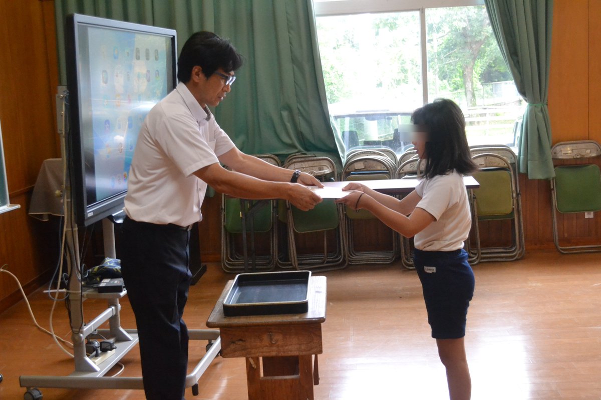 nishimata_esc's tweet photo. 今日は、２学期最初の児童集会がありました。表彰と保健委員会からの熱中症対策についての説明がありました。クイズ形式でわかりやす内容でした。２学期も元気いっぱいの西俣っ子です！！。 https://t.co/F89xuRarpZ