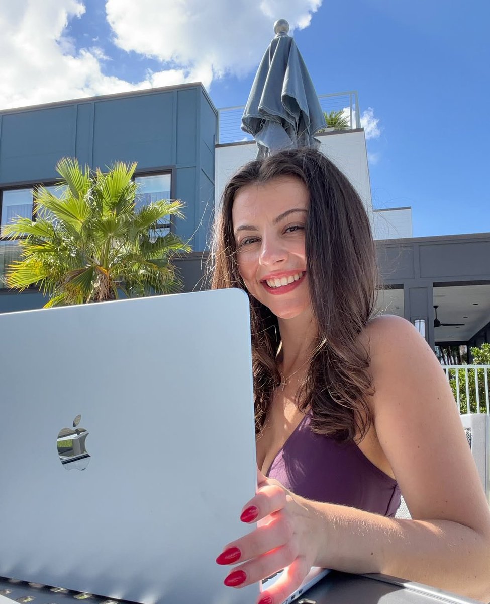 missteencrfv2p's tweet photo. Office of the day includes palm trees https://t.co/7Ysg28xvuR