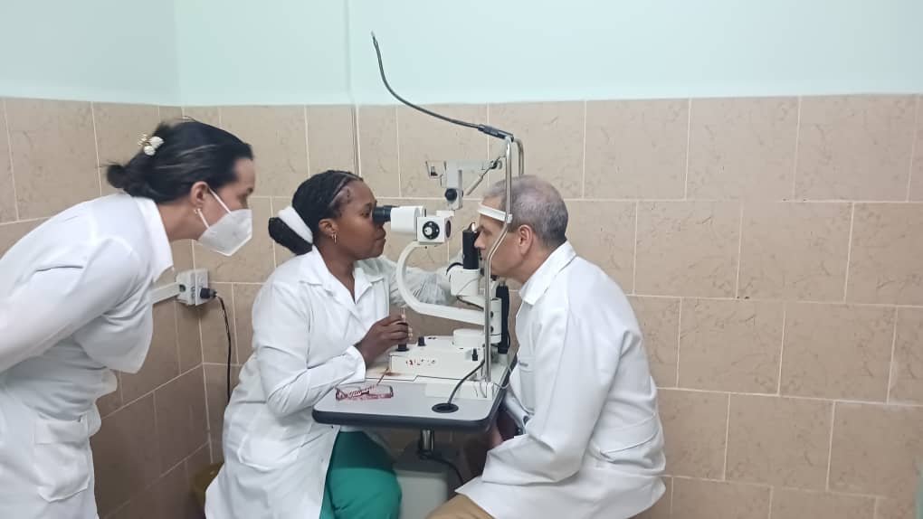 JLAparicioDr's tweet photo. 👀 Durante el recorrido nacional de la Dirección General de Docencia Médica, 
de @MINSAPCuba, en un momento en que me convertí en paciente con molestias en un ojo 👁️, pude constatar la excelencia del Servicio de #Oftalmología del Hospital Guevara, de Las Tunas. 

‼️Gracias‼️ https://t.co/sChskRAhlj