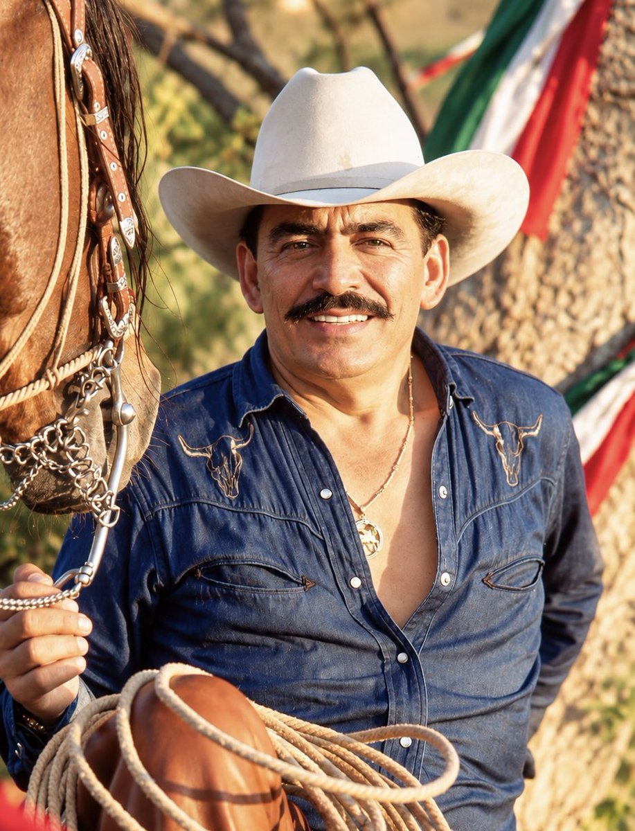 JoanSebastian's tweet photo. Nació en esta tierra que inspiró su corazón, y su pueblo aún lo abraza en cada canción. Hoy México celebra a sus héroes con emoción, y Joan vive entre nosotros… convertido en canción. 
¡#VivaMéxico! 🇲🇽 ¡Viva su música! ¡Viva #JoanSebastian! #MéxicoLindoYQuerido #ElPoetaDelPueblo https://t.co/8HaTD1gEcN