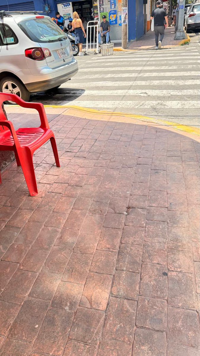 ISantolz's tweet photo. @UCS_GCDMX @mauriciotabe @BlindarMH su ayuda en Lago Chairel hay un punto de venta de drogas disfrazado de  #modelorama #grupomodelo regularmente el dueño suele amedrentar a los vecinos con las personas que lo visitan diciendo que son la mafia de la colonia https://t.co/Z9pVWvn4dR