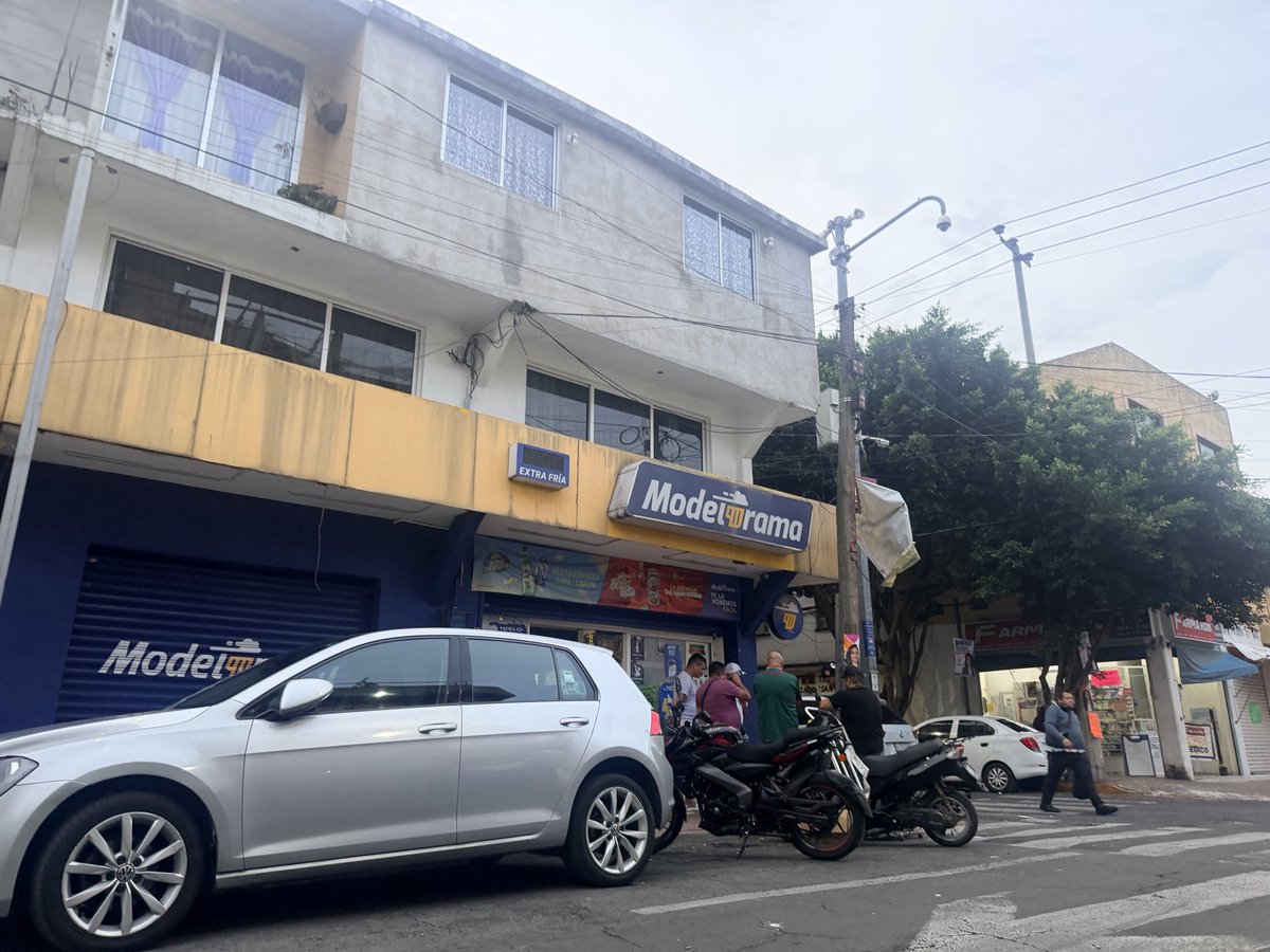 ISantolz's tweet photo. @UCS_GCDMX @mauriciotabe @BlindarMH su ayuda en Lago Chairel hay un punto de venta de drogas disfrazado de  #modelorama #grupomodelo regularmente el dueño suele amedrentar a los vecinos con las personas que lo visitan diciendo que son la mafia de la colonia https://t.co/Z9pVWvn4dR