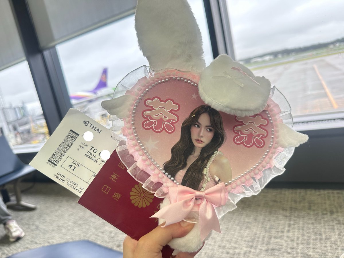 mikimo_smiley's tweet photo. Off to Bangkok for Charlotte’s Asia Tour! 🇯🇵✈︎🇹�� I’m so happy that I get to be part of this event. Charlotte, miss you so much. See you soon naa.😉🤍

#Charlotte1stFanMeetinginBangkok
#ชาล็อตออสติน #CharlotteAustin @itscharlotty https://t.co/dFftrZQJ3u