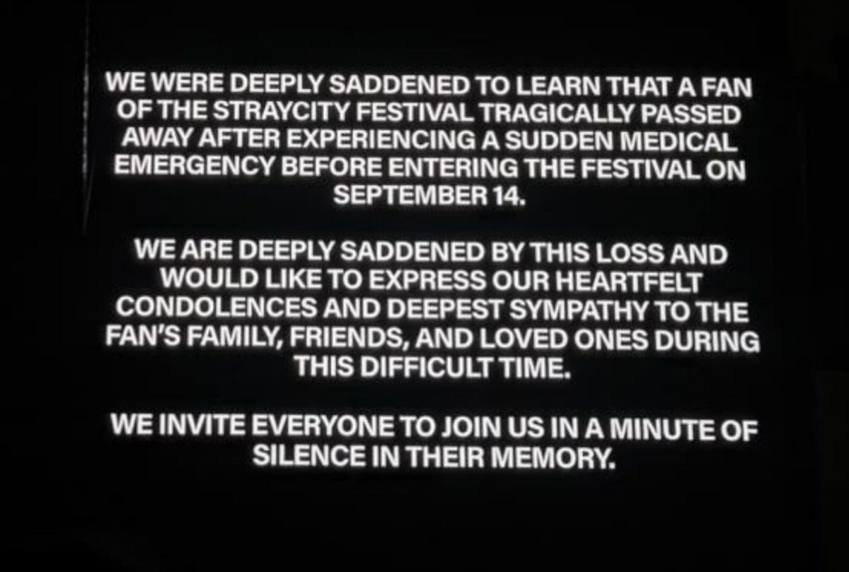 StrayKidsBrasil's tweet photo. 💔| Mensagem do Stray Kids antes do show no STRAYCITY na Argentina. 🥺

“Ficamos profundamente tristes ao saber que um fã do STRAYCITY Festival faleceu tragicamente após sofrer uma emergência médica repentina antes de entrar no festival, no dia 14 de setembro.

Estamos profundamente consternados com essa perda e gostaríamos de expressar nossas sinceras condolências e nossa mais profunda solidariedade à família, aos amigos e às pessoas queridas do fã neste momento tão difícil.

Convidamos todos a se juntarem a nós em um minuto de silêncio em sua memória.”

Contexto: Ontem uma STAY de 16 anos sofreu um mal-estar antes de conseguir entrar no Hipódromo de San Isidro na Argentina onde aconteceu o primeiro dia do STRAYCITY no país. Ela foi socorrida e levada ao hospital, onde infelizmente veio a falecer.

Nesse momento de dor, deixamos nossos sentimentos à família e aos amigos dessa STAY, que eles sejam acolhidos com respeito e carinho.

E aos STAYs que estão no STRAYCITY ou que irão em datas futuras, por favor, cuidem-se. Se durante o evento vocês começarem a se sentir mal, não ignorem os sinais e nem tentem continuar sozinhos. Procurem ajuda imediatamente, seu bem-estar é o mais importante.