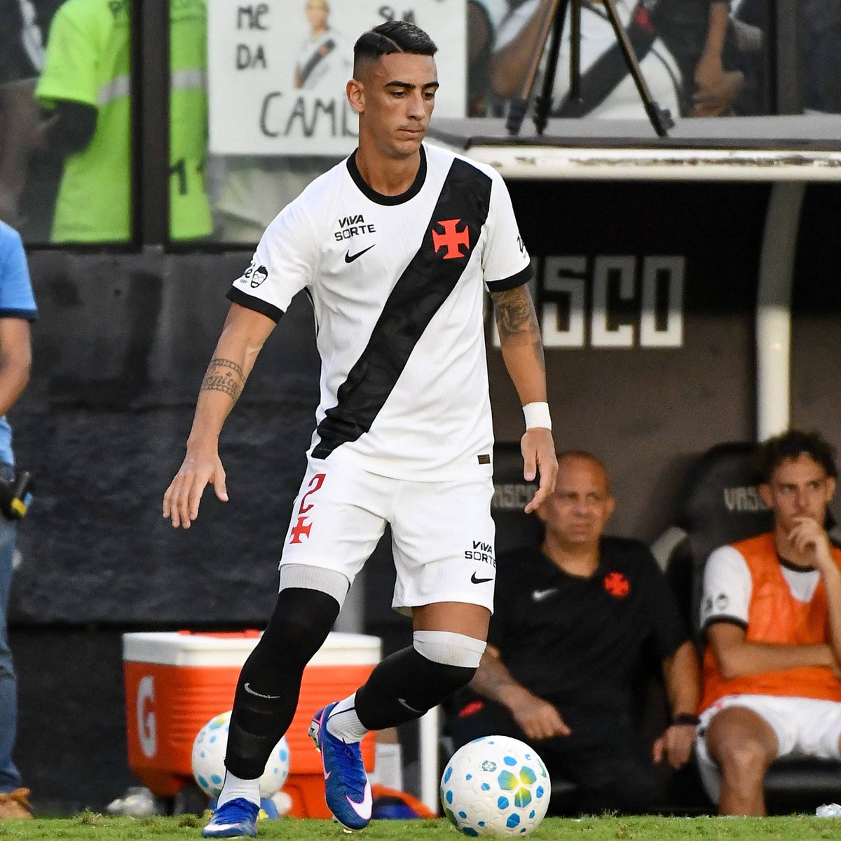 SofascoreBR's tweet photo. 🔎 Puma Rodríguez é o líder em participações em gols entre todos os laterais da Série A em 2026! 🇺🇾🔥

⚔️ 40 jogos
⚽️ 7 gols (!)
🅰️ 7 assistências (!)
🅿️ 14 participações em gols (!)
⏰ 200 mins p/ participar de gol (!)
👟 75 finalizações (22 no gol)
🧠 10 grandes chances criadas
💪 139 duelos ganhos
↪️ 25% acerto no cruzamento (!)
💯 Nota Sofascore 6.99