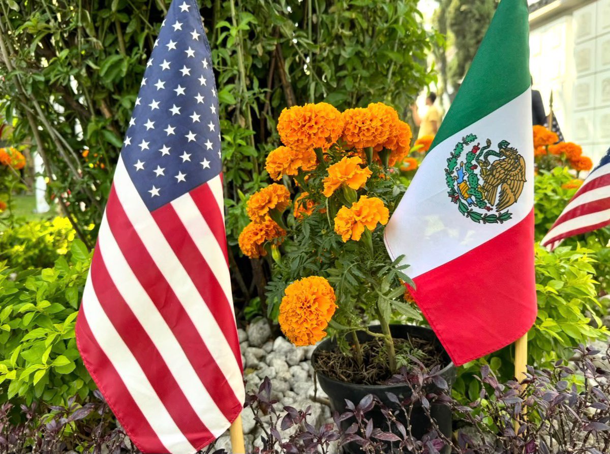 USAmbMex's tweet photo. Felicidades al pueblo de México al celebrar su independencia, su historia y todo lo que hace extraordinario a este país. Durante generaciones, estadounidenses y mexicanos hemos estado juntos en momentos decisivos, unidos por valores democráticos y profundos lazos entre nuestros pueblos. Hoy, @POTUS @realDonaldTrump y la presidenta @ClaudiaShein están fortaleciendo esa alianza para hacer que nuestras naciones sean más seguras, más fuertes y más prósperas. Alina y yo les deseamos a todos los mexicanos un muy feliz Día de la Independencia. ¡Viva México!  🇺🇸🇲🇽