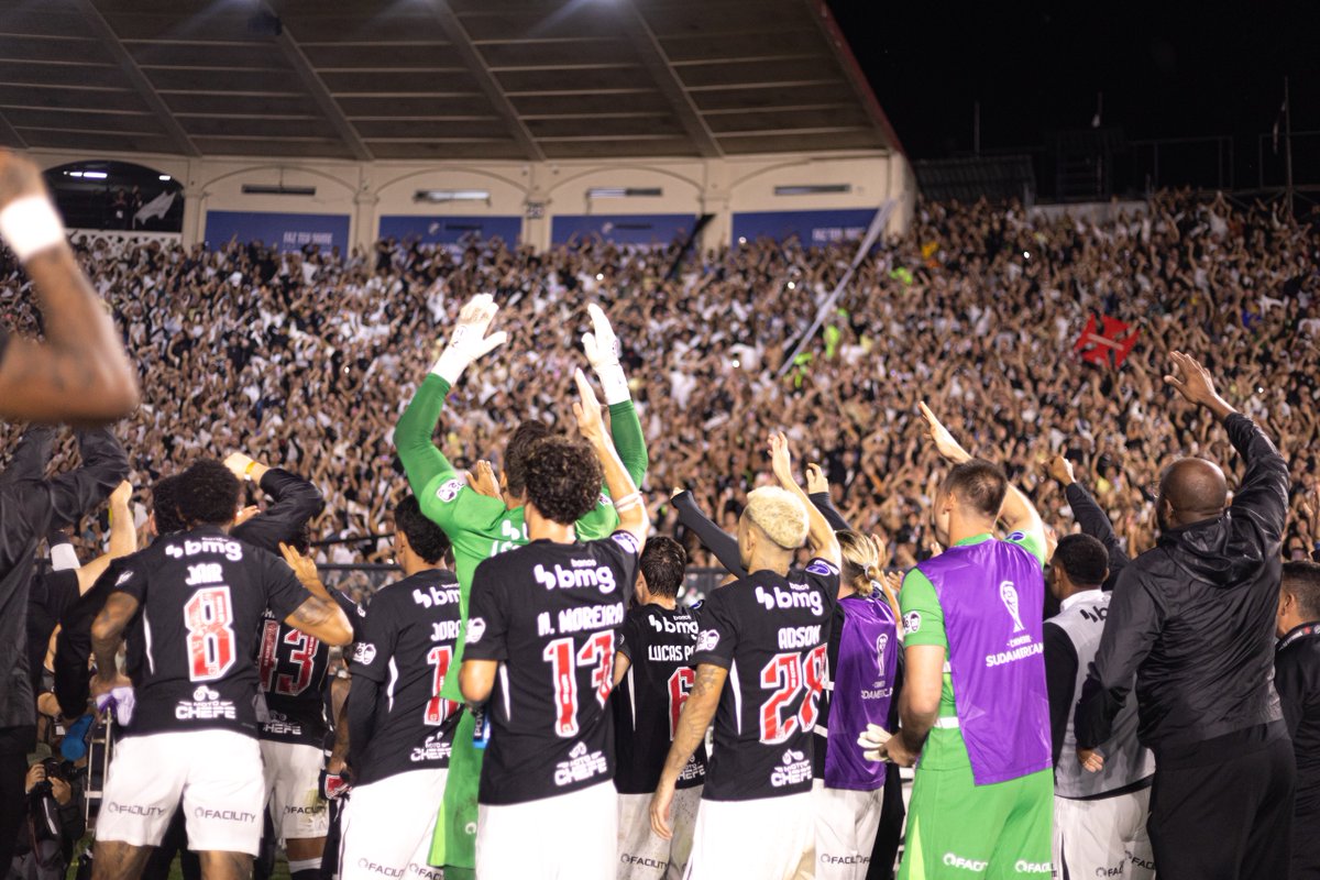 VascodaGama's tweet photo. JUNTOS. JUNTOS. JUNTOS. 👊💢

📸: Matheus Lima | #VascoDaGama https://t.co/tEyWMXTRol