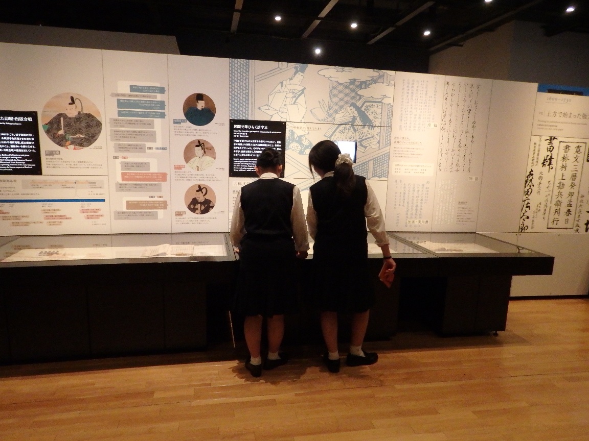FriendsSchoolJP's tweet photo. 夏休みの教養講座で、文京区にある印刷博物館を訪問しました。学芸員の方に印刷の歴史などについて展示を見ながら説明していただきました。活版印刷体験も行い、生徒達はかつての印刷作業の大変さを感じながら楽しくカードを作成していました。（さびねこ） https://t.co/fLp0L49QtR