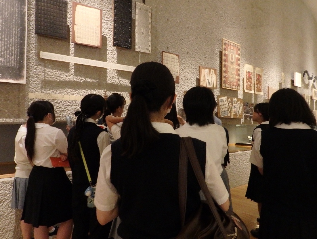 FriendsSchoolJP's tweet photo. 夏休みの教養講座で、文京区にある印刷博物館を訪問しました。学芸員の方に印刷の歴史などについて展示を見ながら説明していただきました。活版印刷体験も行い、生徒達はかつての印刷作業の大変さを感じながら楽しくカードを作成していました。（さびねこ） https://t.co/fLp0L49QtR