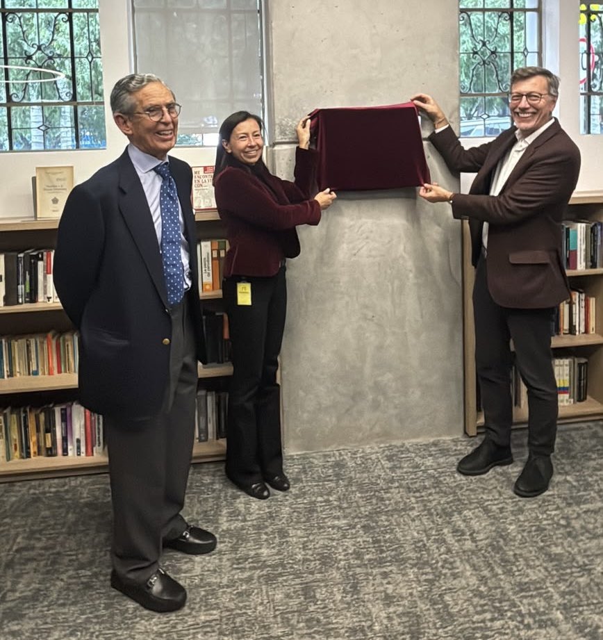 sandragarciajar's tweet photo. Hoy en @GobiernoUAndes rendimos un sentido homenaje a Carlos Caballero, quien donó su biblioteca para formar nuevas generaciones de servidores públicos. Carlos es ejemplo de rigor, integridad y transparencia en lo público. Atributos que tanto necesitamos en estos días. https://t.co/M4XV8Q7Jvv