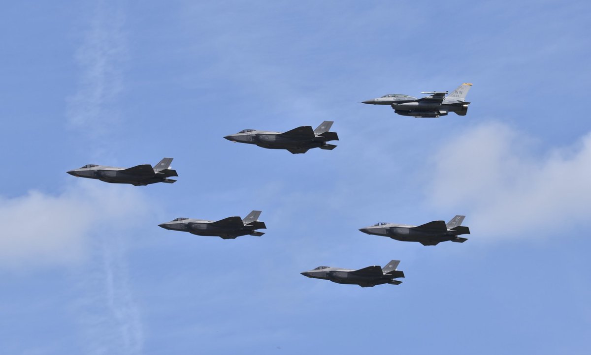 Sitaderuman468's tweet photo. 9.16 三沢基地航空祭事前訓練
🇯🇵🇺🇸35 16フォーメーション
航空祭って感じがしていいね！
#三沢基地
#三沢基地航空祭
#RJSM https://t.co/WAPwKEKIao