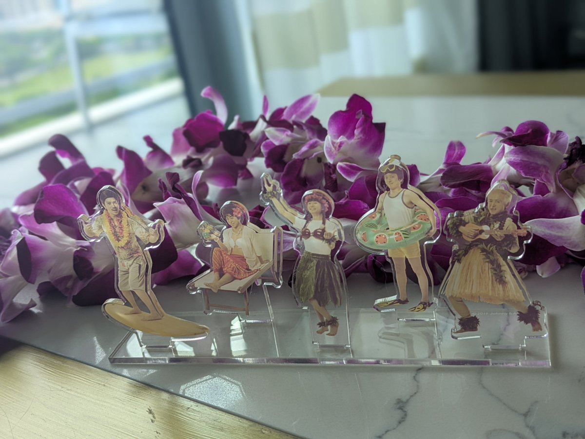 ars_5momo's tweet photo. ハワイ着いた🌋🌴🌊🌺🌈
ハワイはまだ9月15日だからまだ結成記念日間に合ってる(？)
このアクスタを連れてハワイに来るのが夢だったので夢が叶いました https://t.co/GnKy91WYAh