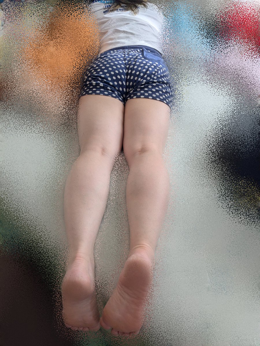 DSK28183263's tweet photo. 夏場の就寝時、私の大好きな妻の太い太い太ももが露わになります。
私は毎晩、この太ももを撫で回し、頬擦りし、キスをして眠ります。
時には我慢できなくなり、舌を這わせ、イチモツを擦り付け、太ももにぶっかけています。
もちろん、妻には内緒で。
#妻晒し　#嫁晒し　#NTR https://t.co/zFyJ6Ur9Ch