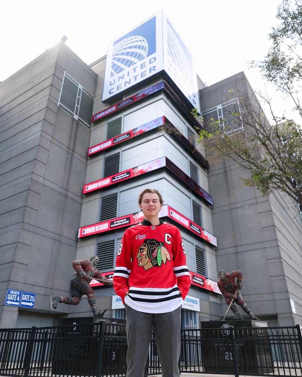 NHLBlackhawks's tweet photo. a great day celebrating our 𝐂aptain 🏠 https://t.co/l1hQ0n1plu