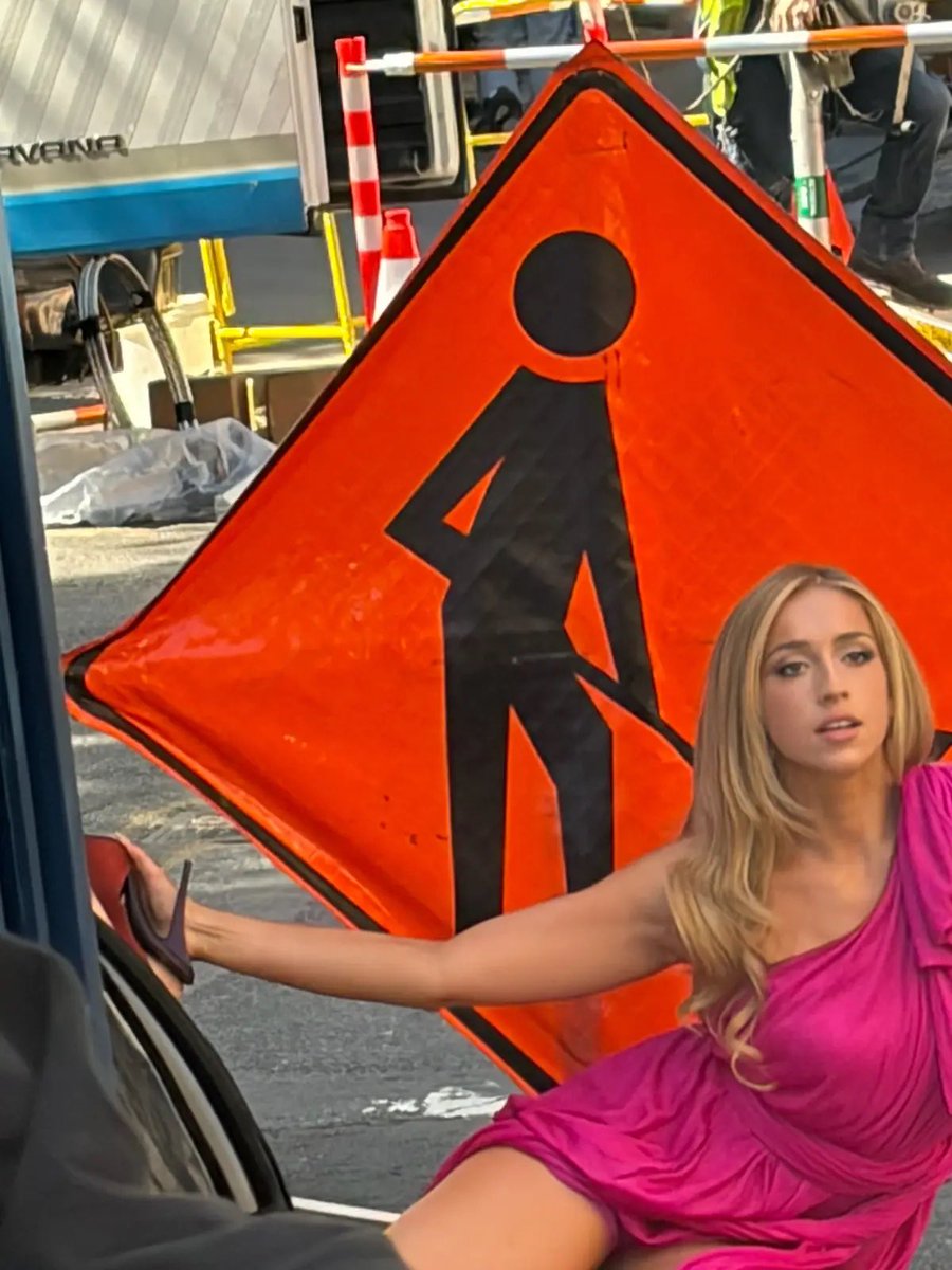 TateMcRaeCrave's tweet photo. Tate McRae stuns in hot pink on the set of her mysterious shoot near Little Italy in New York City. https://t.co/UuwfElKYL0
