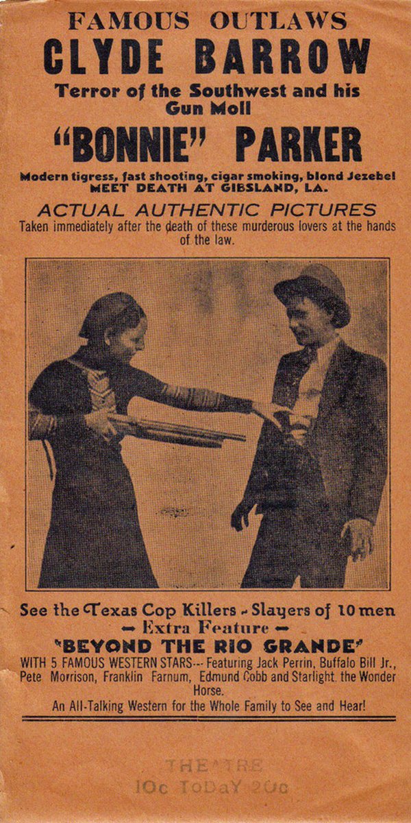 blauechapter's tweet photo. bonnie & clyde ถูกหยิบมาเป็น element เพื่อเล่าเรื่องความรักในงานศิลปะของ hollywood เป็น metaphor แทนความรักที่ยิ่งใหญ่ ride or die ใน pop culture มานานมากกก แล้วมันไม่ใช่การสนับสนุนให้คนทำตามอะ มันเป็นเหมือนสำนวนมากกว่า เจอเยอะในเพลง มีหนังด้วย

แต่ก็เป็นอาชญากรที่ถูก romanticise เยอะสุดในเมกานั่นแหละ เพราะช่วงปี 30 มันเป็น great depression เศรษฐกิจตกต่ำ ชนชั้นแรงงานโดนธนาคารยึดบ้าน แล้วแก๊งนี้ไปปล้นธนาคาร เลยเป็นเหมือนฮีโร่ เพราะคนเกลียดธนาคารมากก ช่วงแรกปล้นธนาคารแล้วหนีตำรวจ ไปตามเมืองต่าง ๆ มีคนมารอรับ ดังสุด ๆ คือถ้าอยู่ยุคนี้ยอดฟอลคงเยอะกว่าพวกคาเดเชี่ยนอะ
 
บวกกับสื่อตีฟูเพราะอยากขายข่าว แล้วแก๊งนี้ทิ้งกล้องไว้ในที่เกิดเหตุ ตำรวจเลยส่งรูปให้สำนักข่าวเอาไปลงเพื่อเป็นประกาศจับ แต่คนชอบรูปมากเพราะดูเท่ ได้กลายเป็นรูปที่มีทุกบ้านแทน จนกระทั่งมีการยิงตำรวจตาย คนเลยหันมาด่าแทน สุดท้ายก็ถูกจับตาย