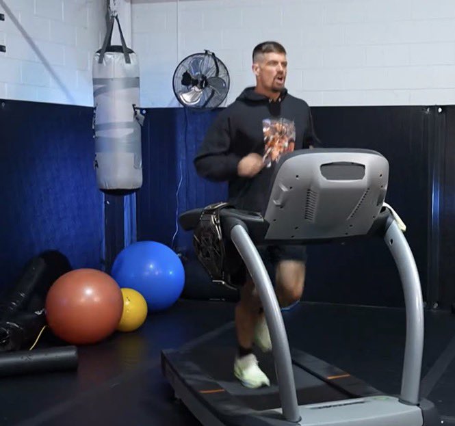 FadeAwayMedia's tweet photo. GRAYSON WALLER HAS BEEN RUNNING ON THE TREADMILL SINCE NXT STARTED 40 MINS AGO 😭

He’s trying to prove a point. 

#WWENXT https://t.co/Hdtmtm7xfr