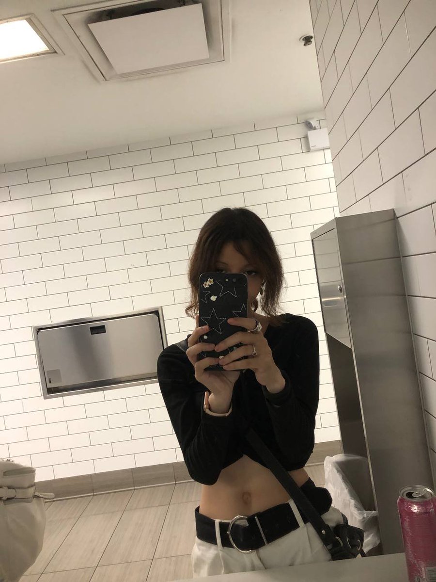 cokeababy's tweet photo. Say hi 👋 if you’re spun and horny high on some lines😘 #drugtwt #drugstwt https://t.co/1aNfJBYng6