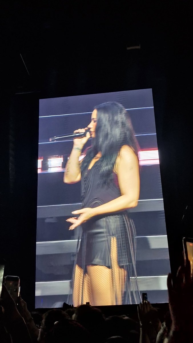 portallovato's tweet photo. Segundo look da noite, aprovado? https://t.co/rMBNoq4lgA