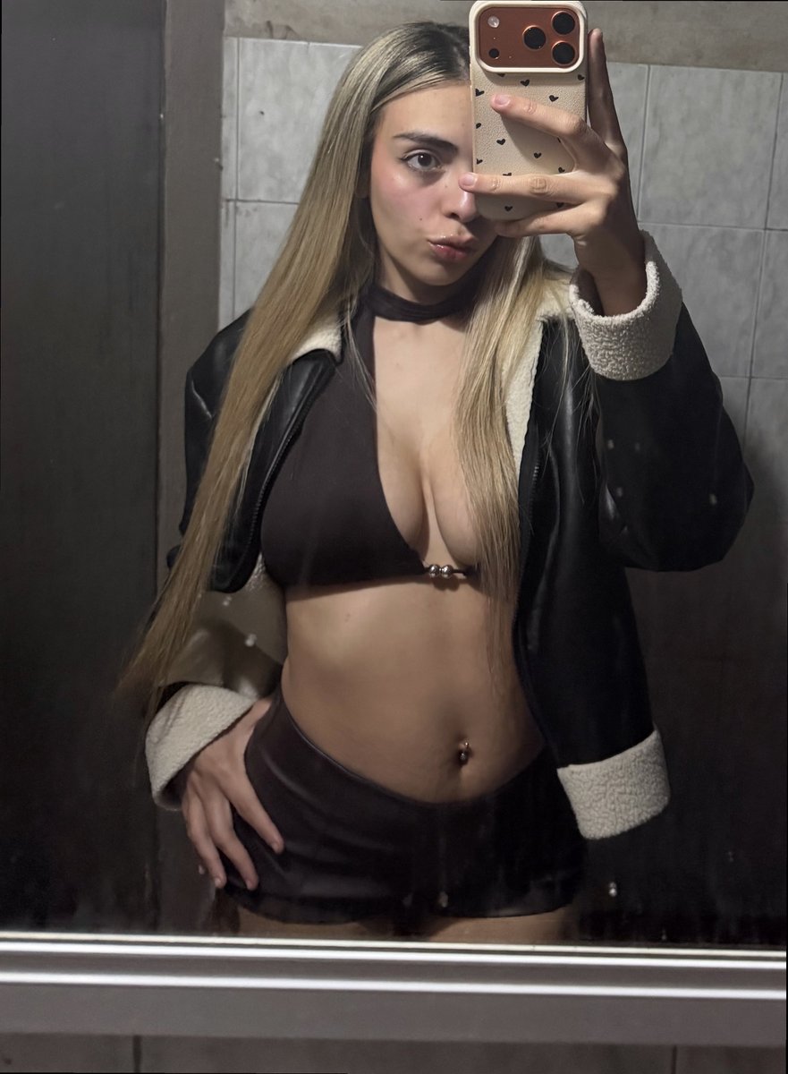 sophbeats98's tweet photo. lol girlfriend or wife? https://t.co/MdovzRPiQC