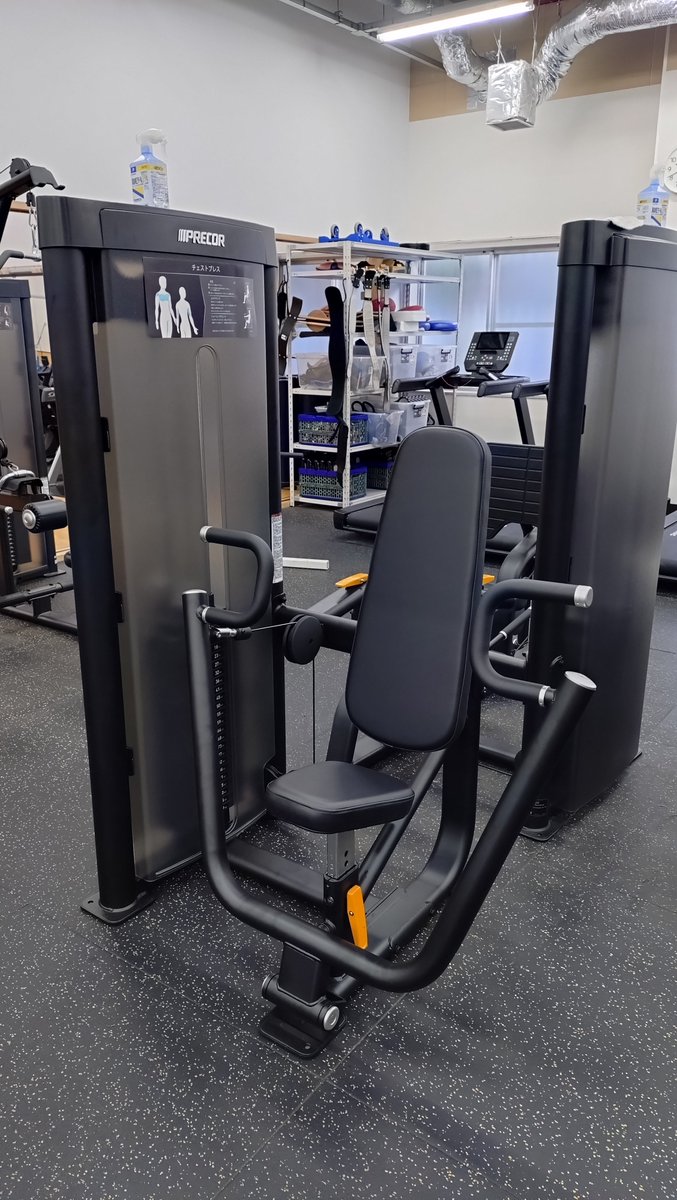 NUA_training's tweet photo. New machine 1：チェストプレス
胸を鍛える代表的なマシン。座位で胸をトレーニングできるのはペックフライだけだったので、ベンチプレスが苦手な人にはいいマシンですね。使ってみたけど、しっかりと胸筋がストレッチされるので、重りの設定をしっかりすれば胸筋にちゃんと刺激が入ります！ https://t.co/DgnpXCirEB