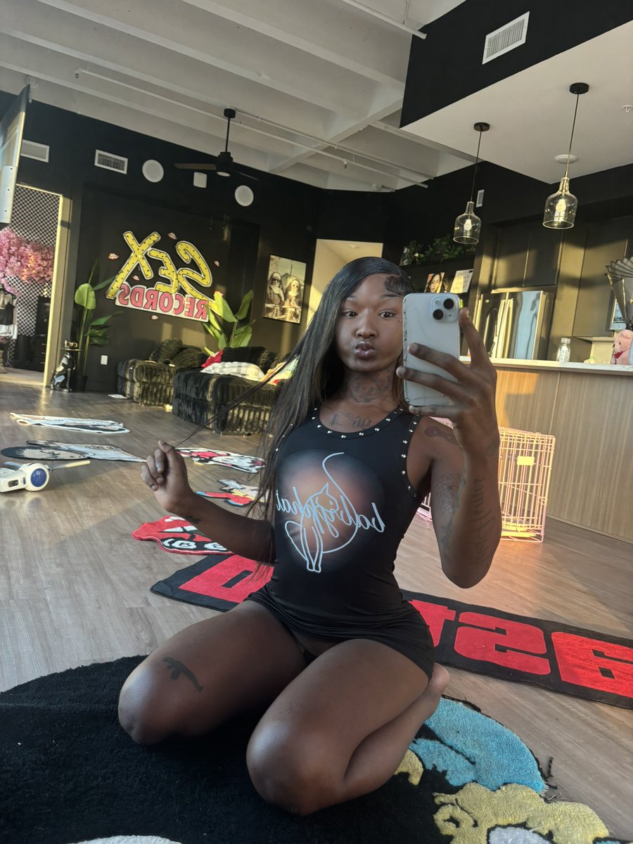 solitacoota's tweet photo. when u sexy , your the outfit 👅 https://t.co/1T9B70cstF