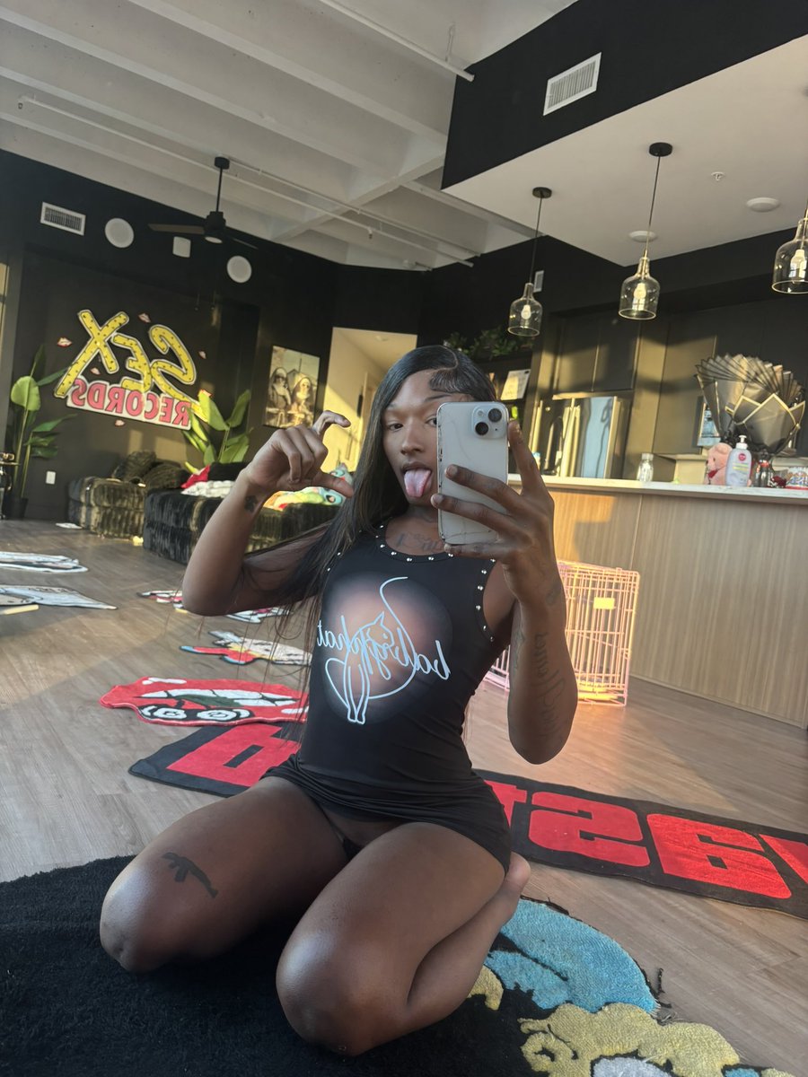 solitacoota's tweet photo. when u sexy , your the outfit 👅 https://t.co/1T9B70cstF
