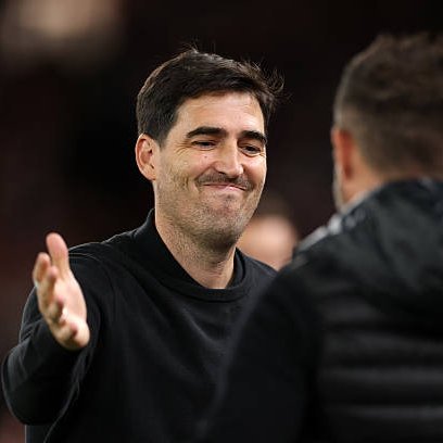 The_RedsIndo's tweet photo. Andoni Iraola tentang para pemain mudanya:

"Saya sangat senang dengan mereka. Masing-masing bermain di posisi berbeda, dan tuntutan yang berbeda. Hal terbaik adalah ketika saya mengganti mereka, mereka terlihat seperti hampir mati. Trey Nyoni mengalami kram, Rio Ngumoha sudah tidak bisa berlari lagi, McConnel jiga sama.

Ini semua terjadi karena mereka berikan segalanya di lapangan. Mereka benar-benar semangat, punya keinginan untuk memenangkan duel, menekan lawan sana sini, saya sangat senang untuk mereka."

Sadissss tapi ko ya mantep yaaa 🤣