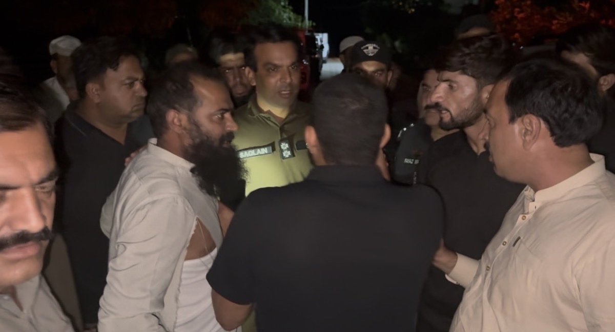 SohailAfridiISF's tweet photo. اس دھاڑی والے شخص کو مجھے قتل کرنے کے لئے بھیجا گیا تھا جس کو میری سیکورٹی والوں نے پکڑا اور SHO ثقلین کے حوالے کردیا گیا۔ دھاڑی والے شخص سے پستول برآمد ہوئی ہے۔

سیالکوٹ میں جہاں میں نے رات گزارنی وہاں کی بجلی کاٹ دی گئی۔ اس کے بعد ۲ جگہوں کی مزید بجلی کاٹنے کے بعد میں وزیر آباد آگیا ہوں۔ اب یہاں کی بجلی بھی کاٹ دی گئی ہے۔ اب یہاں سے کہیں اور نہیں جا سکتا۔ 

آج سٹریٹ موومنٹ کا آغاز انشاءاللّٰہ وزیر آباد سے ہی کرینگے۔