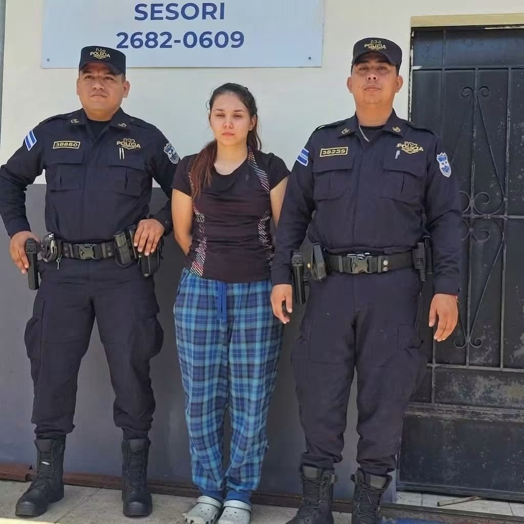 KostasPapadi's tweet photo. ¿Será cierto que a esta cipota la están procesando porque los policías le querian dar vuelta y no se dejó?

No sería primera vez, pasó en Tecla con unas vendedoras. https://t.co/GrKxEldRlX