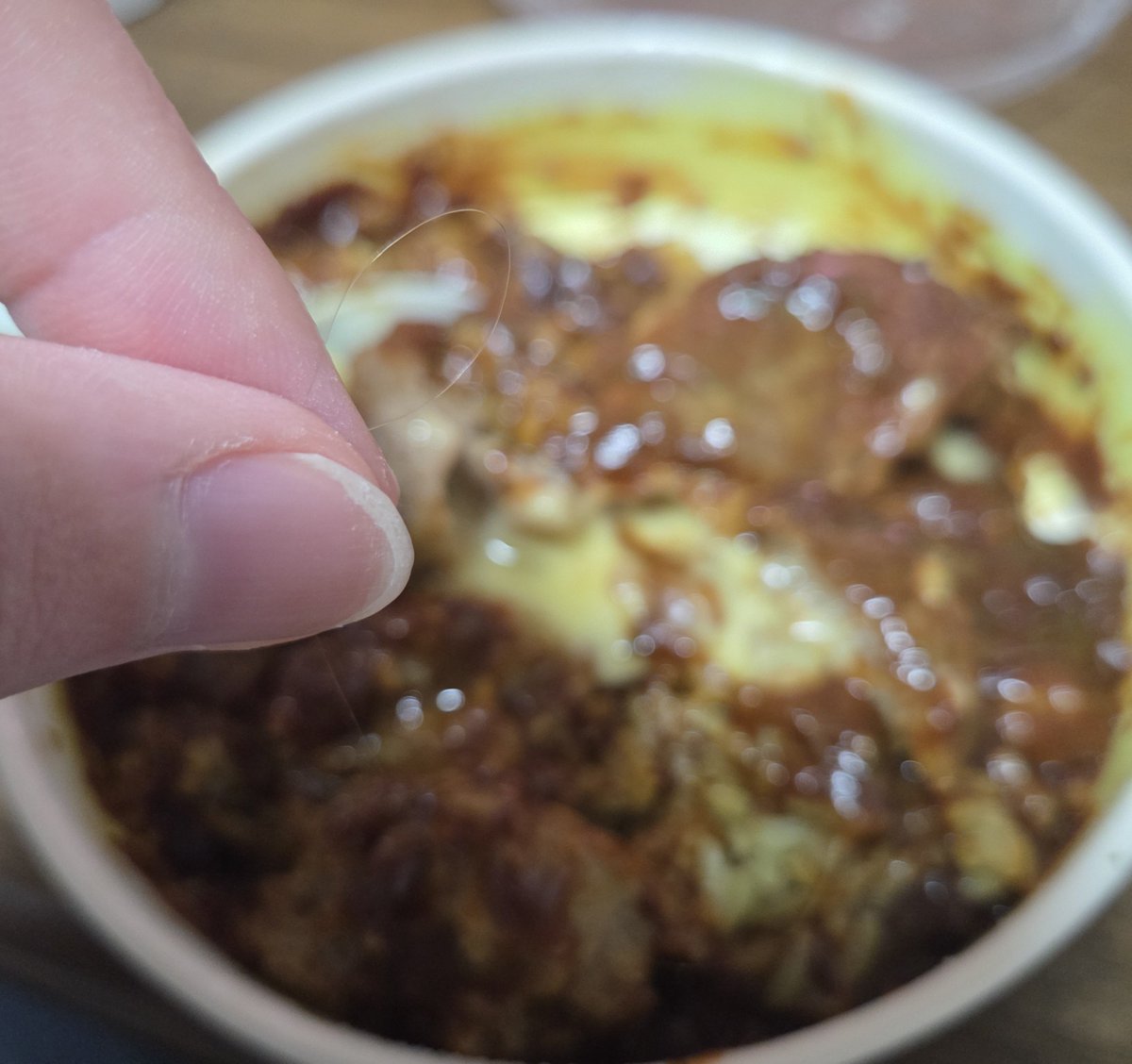 masabu5su's tweet photo. セブンイレブンで買ったカレーハンバーグドリア食べようと思ったら、なんか長い髪の毛が中に入ってた…
よくこういうポストや記事は見てきたけど、体験するのは初めてでした
全然食べてもいいんだけど、念の為今回は食べずに捨てることに…😭 https://t.co/Jo4sctpMd4