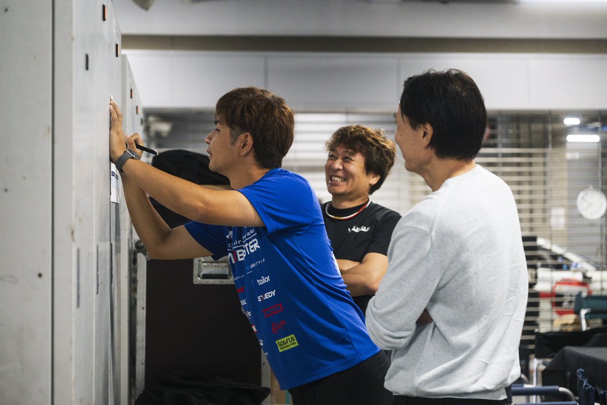takasi0428's tweet photo. 昨日はHitotsuyamaRacing様主催の走行会に参加させていただき、2027年に向けたドライバートレーニング&関係者の皆様をお誘いして同乗走行をしました🤩

昨年まで使用していたRC350(旧39号車)とST-1クラスで走行していたスープラをTRACYSPORTSにわがままを言って持ってきてもらいました🤣

S耐車両に助手席をつけてスポンサー様を含めて関係者の皆様に横乗り体験をしてもらえたのはすごく楽しめたようで良かったです！
(多分、僕が一番楽しかったという自信がある)

このような機会を企画していくので、引き続き応援宜しくお願いします🙇‍♂️

HitotsuyamaRacing様、TRACY SPORTS様、手伝ってくれた冨林選手もありがとうございました！

#スーパー耐久 #S耐
#AIRBUSTER #エアバスター
#RCIT