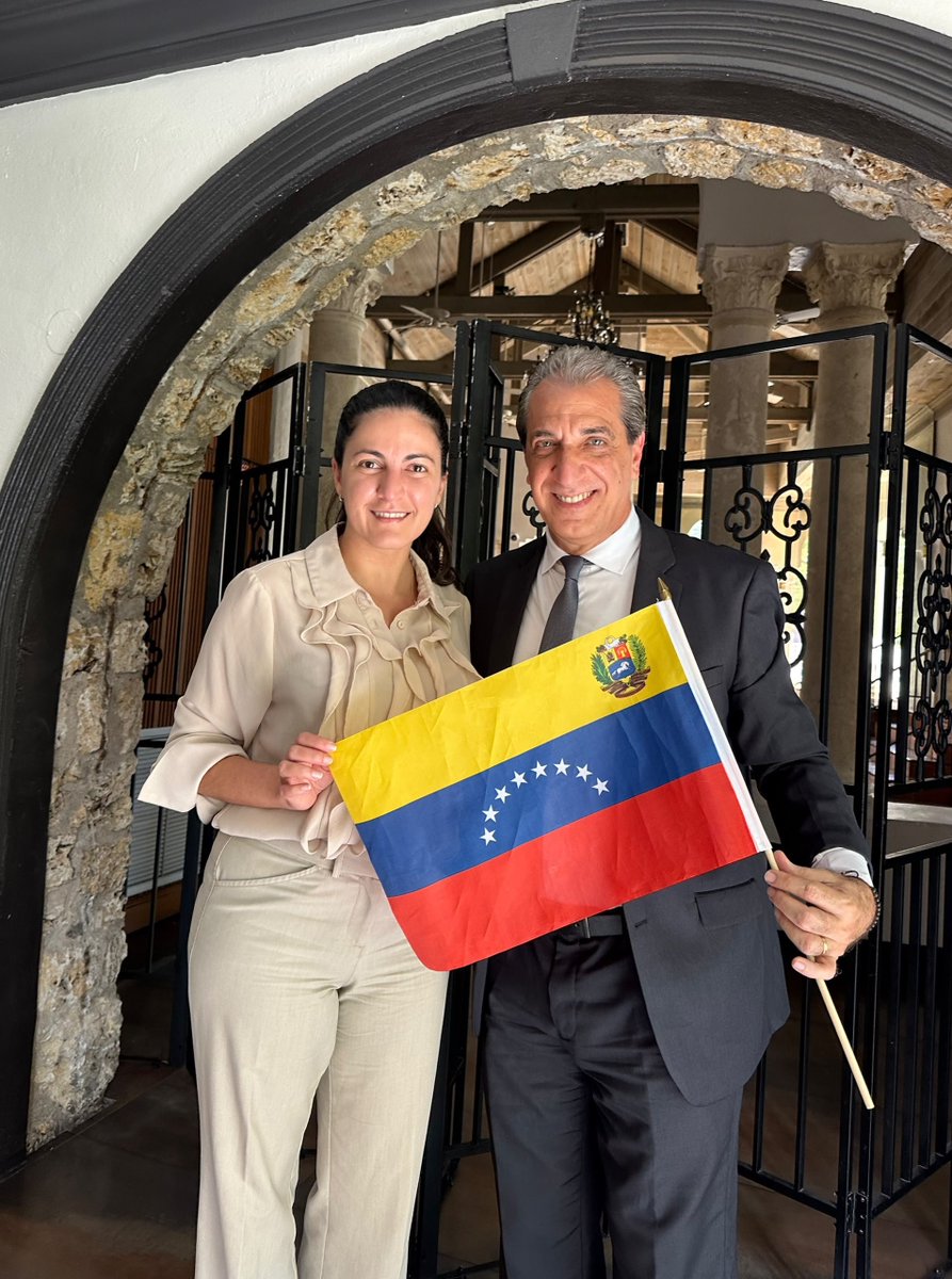 BiagioPilieri's tweet photo. Un honor compartir con Rosa María Payá, comisionada de la CIDH de la OEA, cuya voz y firme trayectoria en la defensa de los derechos humanos en nuestra región representan un respaldo invaluable para el pueblo venezolano. Reafirmamos nuestro compromiso ineludible por la libertad de los Presos Políticos en Venezuela, Cuba y Nicaragua.

Esta bandera simboliza la esperanza, la dignidad y la certeza de que no estamos solos en esta lucha por la libertad. 🇻🇪🇨🇺🇳🇮 🤝