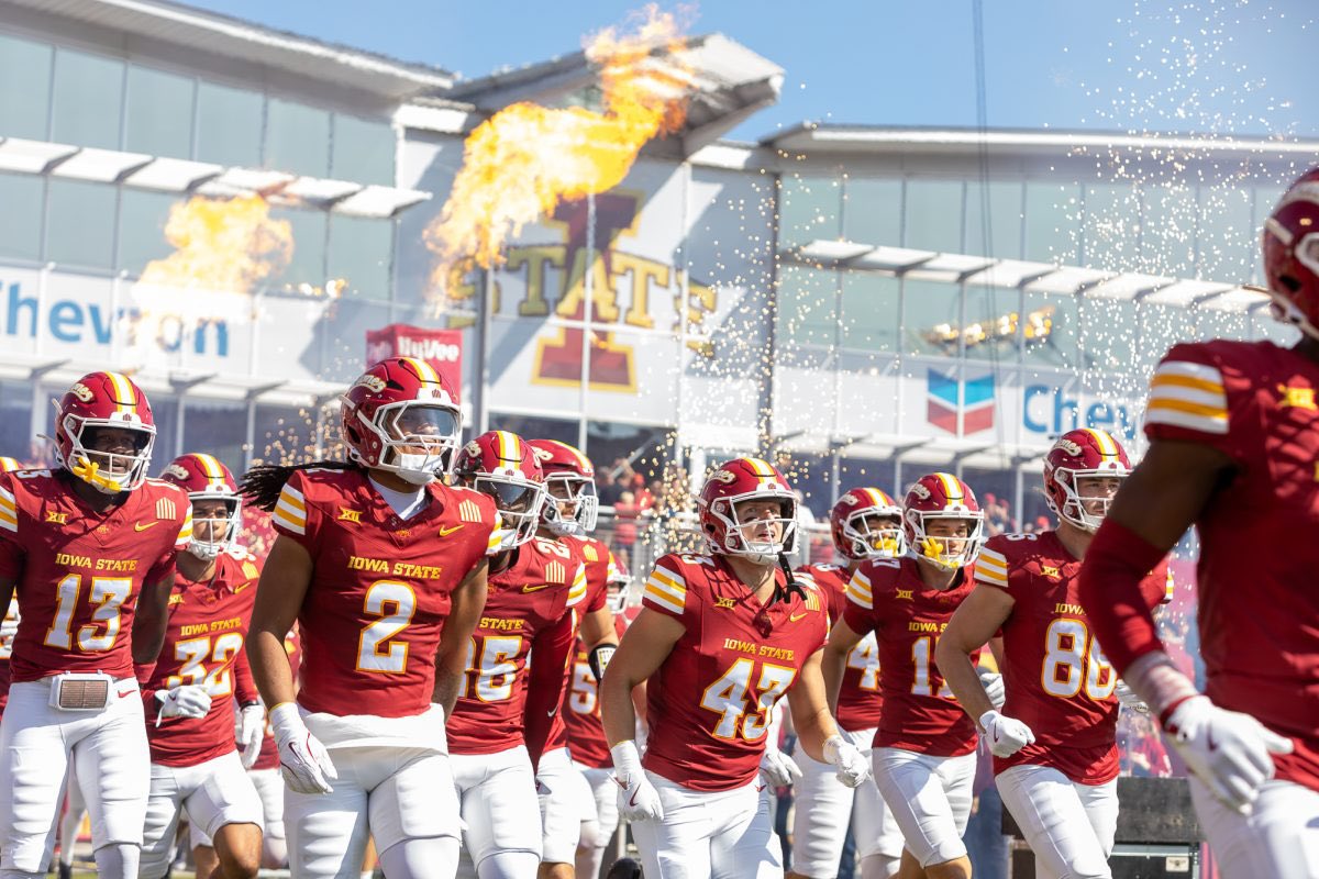D_Duff77's tweet photo. #AGTG After an amazing conversation with @wattup_alex I’m beyond excited to announce that I have received an offer from Iowa State University 🔴🟡🌪️ #GoCyclones #Blessed https://t.co/q4thx8bFym