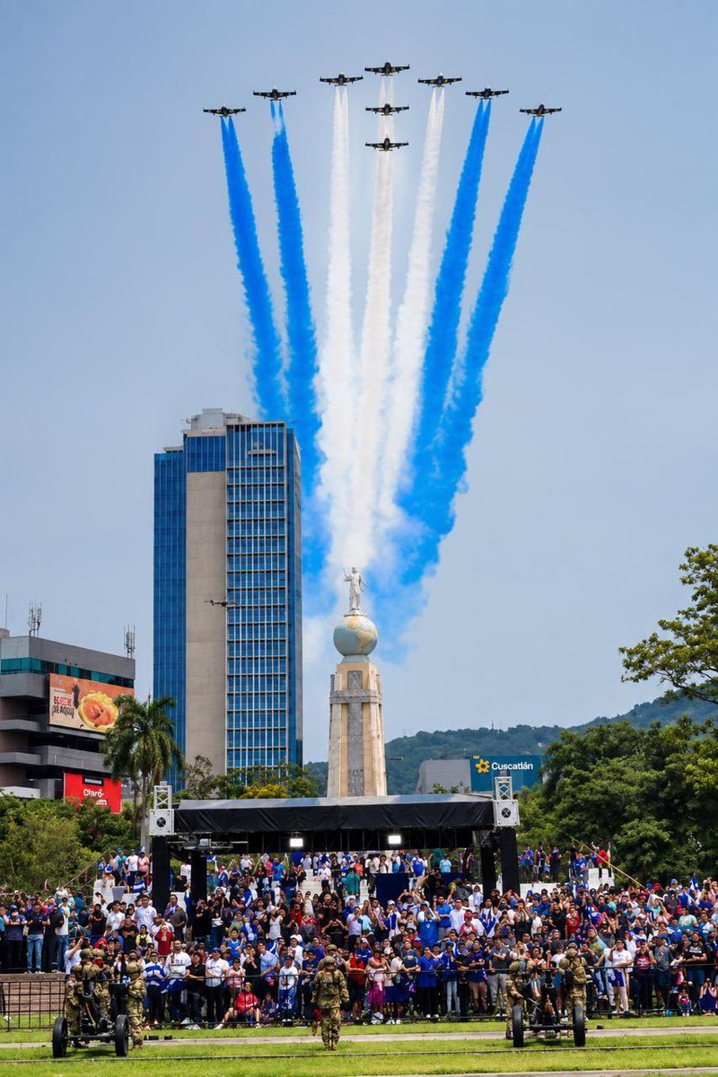merino_monroy's tweet photo. Hoy vivimos junto a miles de salvadoreños el orgullo y la emoción de celebrar nuestra verdadera independencia. 

Gracias a todos los que nos acompañaron y llenaron las calles de alegría, demostrando que este nuevo El Salvador lo construimos juntos.

La @FUERZARMADASV seguirá siempre al lado de nuestra población, trabajando por un país de paz, libertad y oportunidades, con la esperanza puesta en el futuro.

#ElFuturoEsNuestro🇸🇻