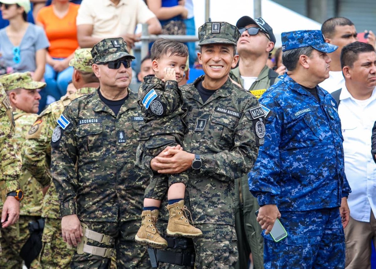 merino_monroy's tweet photo. Hoy vivimos junto a miles de salvadoreños el orgullo y la emoción de celebrar nuestra verdadera independencia. 

Gracias a todos los que nos acompañaron y llenaron las calles de alegría, demostrando que este nuevo El Salvador lo construimos juntos.

La @FUERZARMADASV seguirá siempre al lado de nuestra población, trabajando por un país de paz, libertad y oportunidades, con la esperanza puesta en el futuro.

#ElFuturoEsNuestro🇸🇻