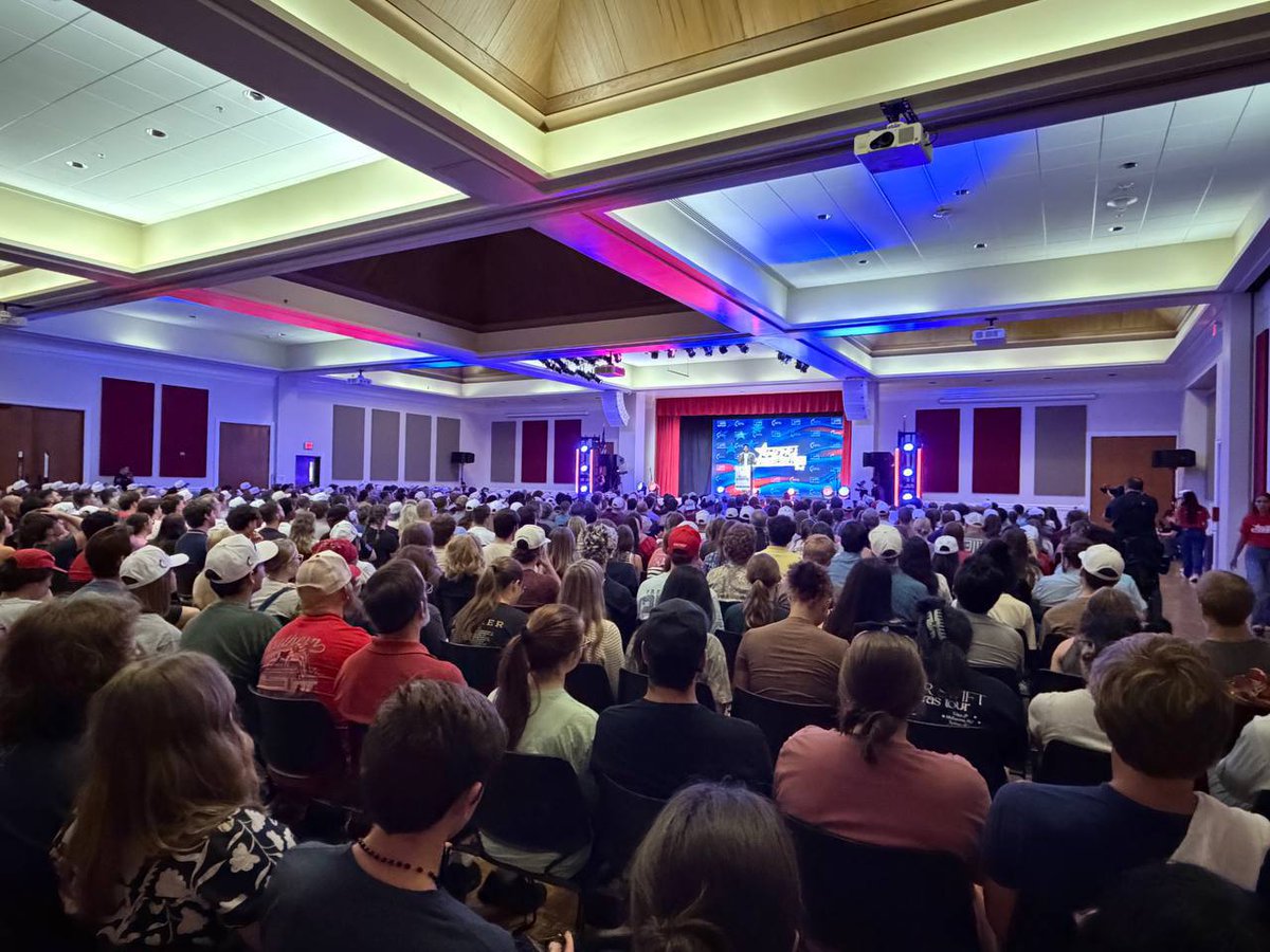tpusastudents's tweet photo. FULL HOUSE TONIGHT for the second stop of our College tour at the University of Arkansas ft @MatNuclear and @michaeljknowles! 

600+ students who agree loving America is not controversial 👏🇺🇸

And we're just getting started‼️ https://t.co/oOSpDz3wzK