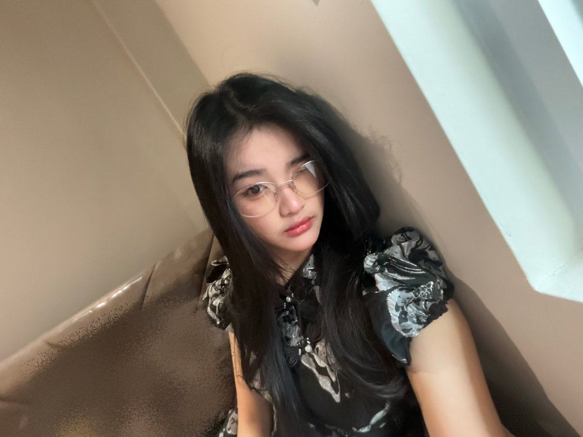 CErine_JKT48's tweet photo. terimakasiii banyak teman teman buat video call nya kemarin!! 🤍 tetap semangaatt walaupun baru awal minggu, KERENNN😎 JGN KAPOK KAPOK YA DATENG DN NGOBROL BARENG ERIN DI VC! nanti ketemu lg okkk🥹🍀🍀 https://t.co/aXDZRSltRz
